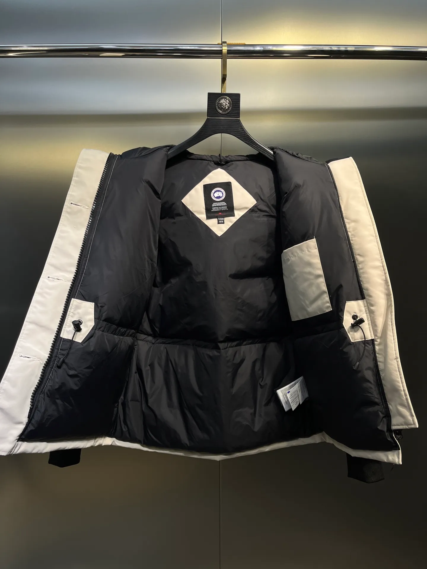 P840 Canada Goose Canada Goose #Expedition03 Parker, a treasure of Canadian origin! Limited supply worldwide! Canada Goose Model 03 is a top-notch couple model. The polar cold-proof outdoor series fur collar detachable hooded parka down jacket is the first Goose in 2024. I hope my friends will like it. Peak quality. I hope everyone can identify it together! The most popular cool items of the Big Goose family in 2024 are online. The same popular product of Yi Yang Qianxi is said to be a joint limited edition Big Goose that cannot be bought in autumn and winter. If you dislike the sameness of the Big Goose in the past, then this model will definitely give you a different experience! This year's most powerful couple's collection for autumn and winter is online, a top-notch luxurious ready-to-wear style, paired with an outdoor warm down jacket with great style and charm! The most standard and classic items of the Daye family in the past two years are equipped with unique reflective stripes for embellishment, which further shows the high-end fashion performance effect. With the embellishment of hardware buckles, it has excellent performance effect. The upper body is clean, simple and elegant, even for urban leisure. It is suitable for various occasions. Designed with large pockets, this model has a large capacity and is equipped with reflective stripes, making it safer at night. It is suitable for various adventure activities. It is made of windproof and waterproof technical materials. The interior is filled with full white duck down, which is absolutely cold-proof and warm. It also has a stand-up collar design and fine fluff at the collar, with meticulous attention to detail! The charm of this model is also more spiritual, and the upper body has more temperament and specifications. It perfectly shows the ultra-high standard of fashionable performance of this model, integrating outdoor and life, and you can even create high-street wear! The most pinnacle limited-edition goose that we have presented so far, both in terms of design and detailed materials, it is completely outstanding. The grand and evergreen version design is matched with cool reflective elements. The overall appearance can be said to be quite high, and it has that kind of powerful outdoor performance! It combines high-end casual attributes with high-street style. It is high-grade, domineering, warm, and beautiful. The visibility of the upper body is quite strong, and the configuration of the owl element is highly brand-recognizable. It fully complements the overall brand performance and visual effects, and also has the high-end sense of fashion and fashionable performance. It is a must-buy product because it is the most awesome down brand on the planet and one of Canada's three national treasure brands. It is also a sentimental down luxury brand. In the field of polar cold-proof clothing, Goose has made an irreplaceable contribution... Size: xs s m l xl